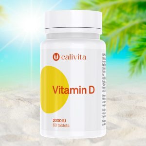Calivita Vitamin D 2000 IU bočica sa 60 tableta na sunčanoj plažnoj pozadini prirodni vitamin D za jači imunitet i zdravlje kostiju dodatak prehrani