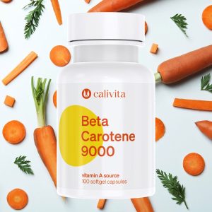 Calivita Beta Carotene 9000 bočica sa 100 softgel kapsula okružena svježim mrkvama i zelenim listovima kao prirodnim izvorom beta karotena za zdravlje kože i očiju