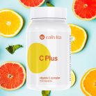 Calivita C Plus bijela bočica vitamina C sa 100 tableta okružena svježim narančama i grejpom na svijetloplavoj pozadini vitamin C complex za imunitet i zdravlje
