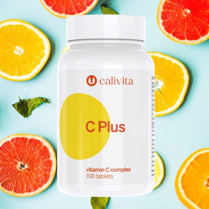 Calivita C Plus bijela bočica vitamina C sa 100 tableta okružena svježim narančama i grejpom na svijetloplavoj pozadini vitamin C complex za imunitet i zdravlje