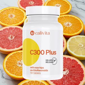 Calivita C 300 Plus bočica sa 120 tableta vitamina C sa šipkom i bioflavonoidima za jačanje imuniteta okružena svježim citrusima