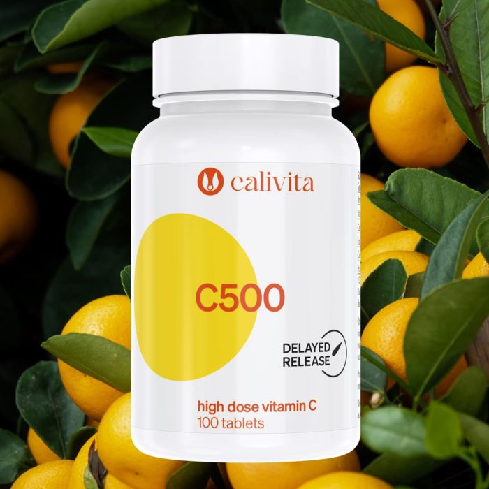 Calivita C500 bijela bočica sa 100 tableta vitamina C visoke doze na pozadini svježih citrusnih plodova prirodni izvori vitamina C s delayed release tehnologijom