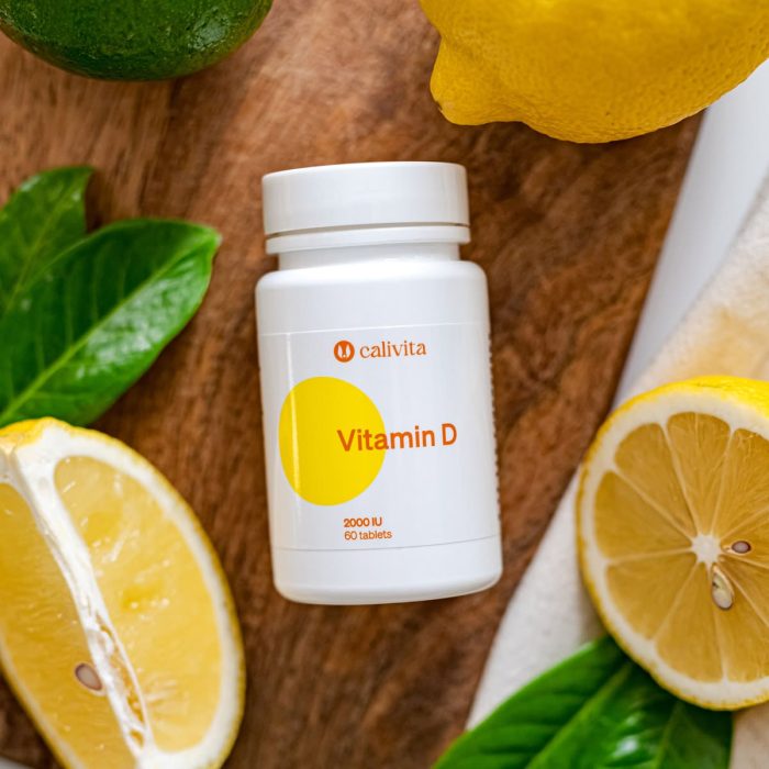 Calivita Vitamin D 2000 IU bočica sa 60 tableta okružena svježim limunom i zelenim listovima na drvenoj podlozi prirodni vitamin za imunitet i zdravlje kostiju