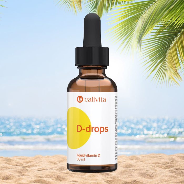 Calivita D-drops bočica od 30 ml tekućeg vitamina D na pješčanoj plaži s palmama i morem u pozadini prirodni izvor sunčevog vitamina