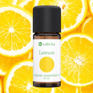 CaliVita Lemon organsko eterično ulje limuna u tamnoj staklenoj bočici od 10 ml s crnim čepom na pozadini svježih kriški limuna za aromaterapiju i prirodnu energiju