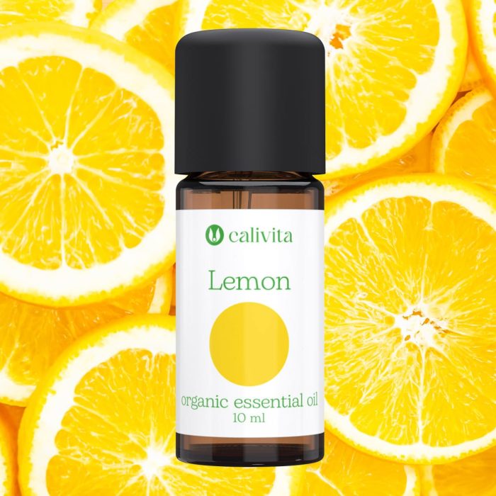 CaliVita Lemon organsko eterično ulje limuna u tamnoj staklenoj bočici od 10 ml s crnim čepom na pozadini svježih kriški limuna za aromaterapiju i prirodnu energiju