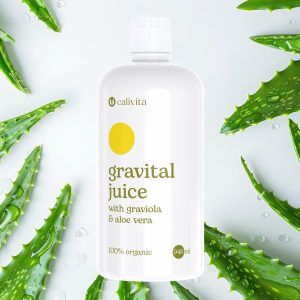Calivita GraVital Juice organski tekući dodatak prehrani od 946 ml s graviolom i aloe verom okružen svježim listovima aloe vere
