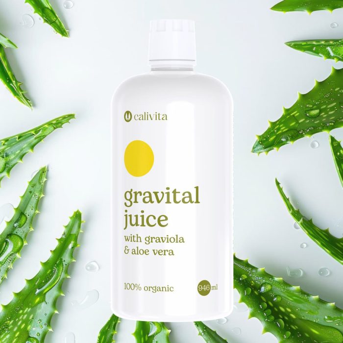 Calivita GraVital Juice organski tekući dodatak prehrani od 946 ml s graviolom i aloe verom okružen svježim listovima aloe vere