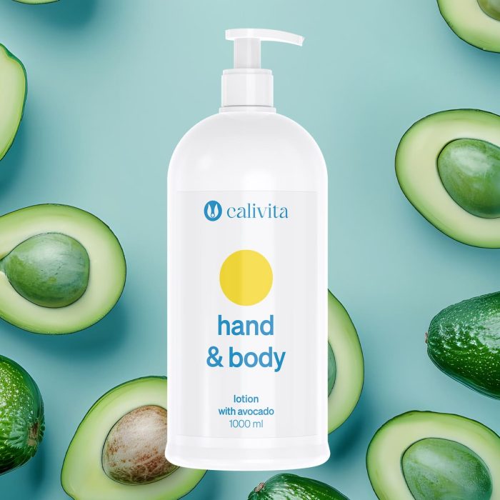 CaliVita Hand & Body losion s uljem avokada 1000 ml u bijeloj bočici s pumpicom okružen svježim polovicama avokada na tirkiznoj pozadini