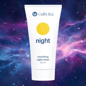 CaliVita Night hranjiva noćna krema 50 ml u bijeloj tubi s žutim krugom na spektakularnoj svemirskoj pozadini s ljubičastim i plavim oblacima