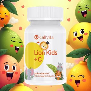 Calivita Lion Kids +C bijela bočica s 90 žvakaćih tableta vitamina C za djecu okružena veselim animiranim citrusnim voćem na žutoj pozadini za jačanje dječjeg imuniteta
