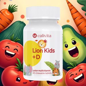 Calivita Lion Kids +D bijela bočica sa 90 žvakaćih tableta multivitamina s vitaminom D za djecu okružena veselim animiranim povrćem i voćem s nasmiješenim licima