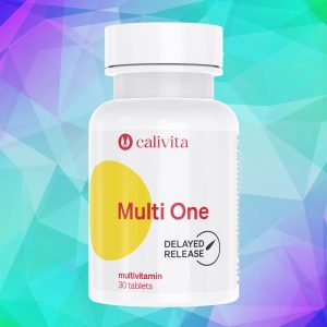 Calivita Multi One bijela bočica s 30 tableta multivitamina i delayed release tehnologijom na geometrijskoj pozadini s ljubičasto-tirkiznim prijelazom