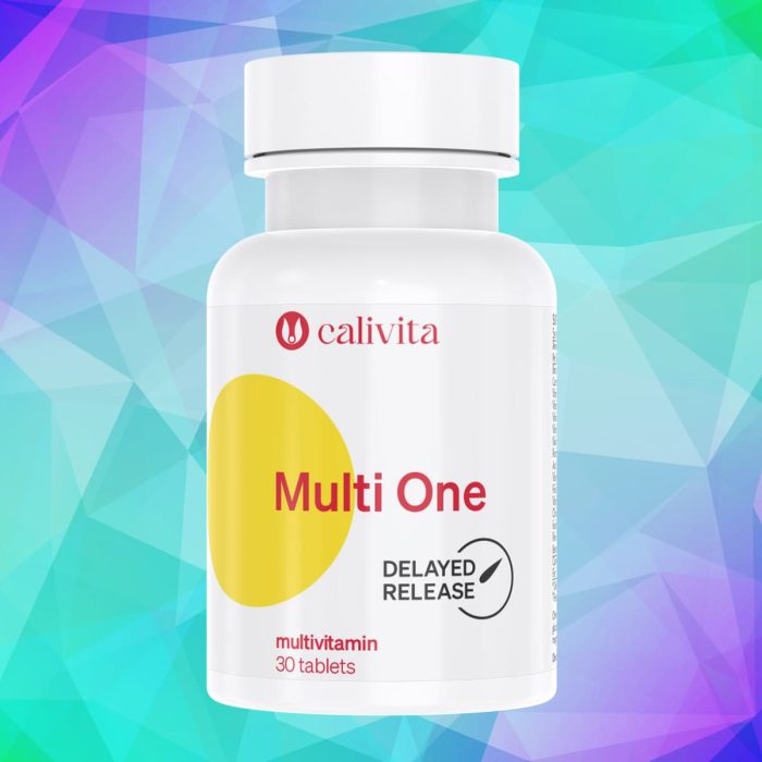 Calivita Multi One bijela bočica s 30 tableta multivitamina i delayed release tehnologijom na geometrijskoj pozadini s ljubičasto-tirkiznim prijelazom