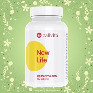 Calivita New Life bijela bočica sa 120 tableta prenatalnih vitamina na nježno zelenoj pozadini s cvjetnim uzorkom, multivitaminski dodatak prehrani za trudnice