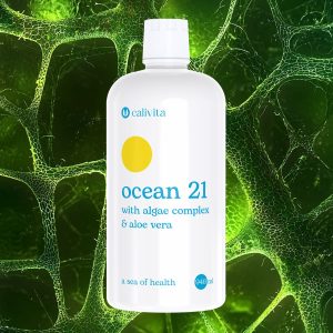 Calivita Ocean 21 tekući dodatak prehrani s kompleksom algi i aloe verom u bijeloj bočici od 946 ml na pozadini zelenih staničnih struktura