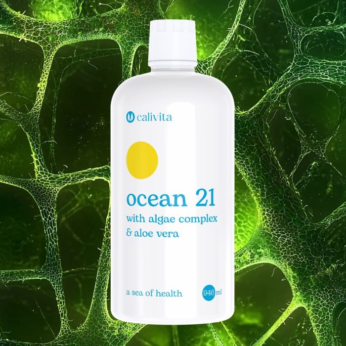 Calivita Ocean 21 tekući dodatak prehrani s kompleksom algi i aloe verom u bijeloj bočici od 946 ml na pozadini zelenih staničnih struktura