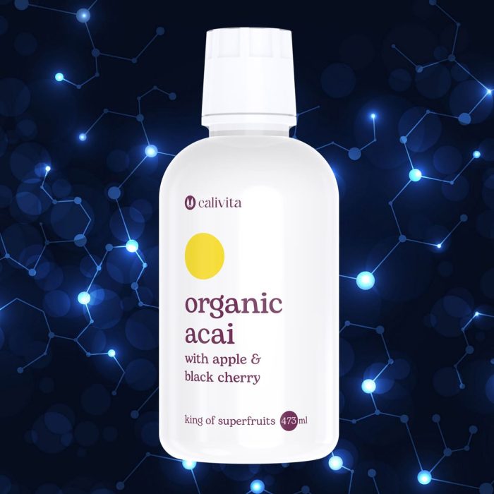 Calivita Organic Acai sok od 473 ml s jabukom i crnom trešnjom u elegantnoj bijeloj bočici, prirodni antioksidans iz amazonske prašume na plavoj pozadini s molekularnom strukturom