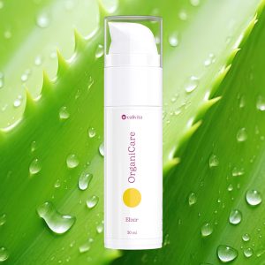 CaliVita OrganiCare Elixir 30 ml u bijeloj airless pumpi na prirodnoj pozadini s aloe vera listovima i vodenim kapljicama za anti-age njegu kože