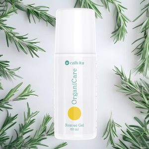 CaliVita OrganiCare Rescue Gel 60 ml roll-on aplikator s žutim krugom okružen svježim ružmarinom za prirodnu terapiju bolova
