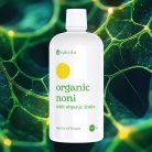 Calivita Organski Noni s organskim voćem with organic fruits tekući dodatak prehrani u bijeloj bočici od 946 ml na pozadini zelenih staničnih struktura