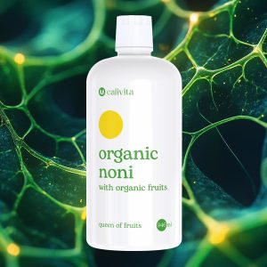 Calivita Organski Noni s organskim voćem with organic fruits tekući dodatak prehrani u bijeloj bočici od 946 ml na pozadini zelenih staničnih struktura