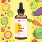 Calivita Pre Steps Daily tekući multivitamin u smeđoj bočici s kapaljkom od 60 ml na veseloj žutoj pozadini s ilustracijama voća i povrća za djecu do 3 godine