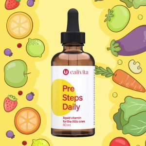 Calivita Pre Steps Daily tekući multivitamin u smeđoj bočici s kapaljkom od 60 ml na veseloj žutoj pozadini s ilustracijama voća i povrća za djecu do 3 godine