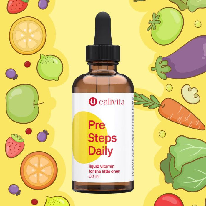 Calivita Pre Steps Daily tekući multivitamin u smeđoj bočici s kapaljkom od 60 ml na veseloj žutoj pozadini s ilustracijama voća i povrća za djecu do 3 godine