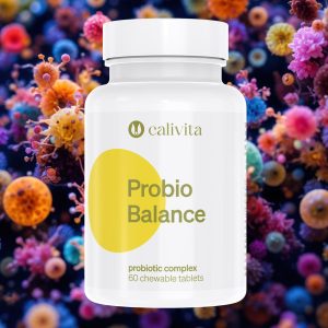 CaliVita Probio Balance probiotički dodatak prehrani s 4 milijarde živih bakterija u bijeloj bočici sa 60 žvakaćih tableta na pozadini šarenih mikroorganizama