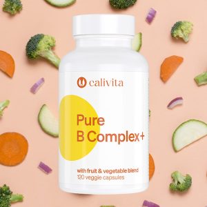 Calivita Pure B Complex+ bijela bočica sa 120 veganskih kapsula kompleksa B vitamin s mješavinom voća i povrća okružena svježim brokulom i mrkvom