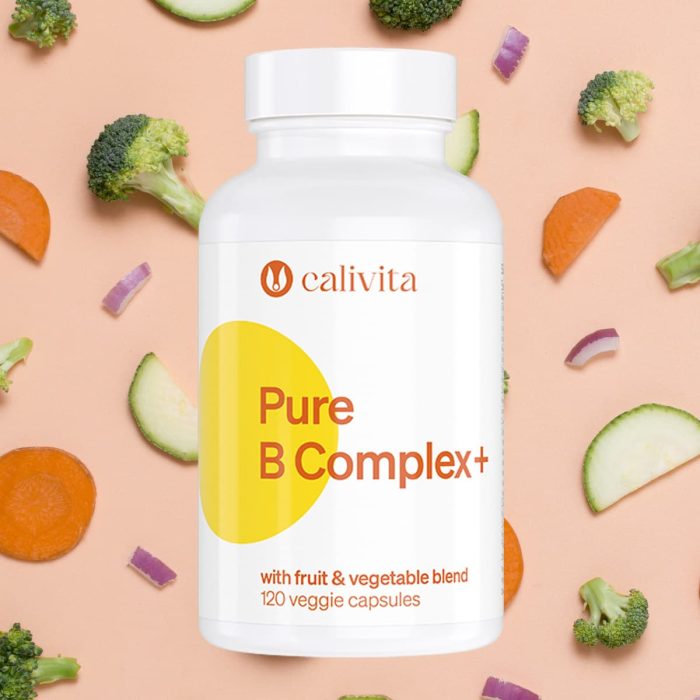 Calivita Pure B Complex+ bijela bočica sa 120 veganskih kapsula kompleksa B vitamin s mješavinom voća i povrća okružena svježim brokulom i mrkvom