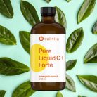 Calivita Pure Liquid C+ Forte bočica od 240 ml tekućeg vitamina C s biljnim ekstraktima na mint zelenoj podlozi okružena svježim zelenim lišćem za jačanje imuniteta