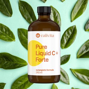 Calivita Pure Liquid C+ Forte bočica od 240 ml tekućeg vitamina C s biljnim ekstraktima na mint zelenoj podlozi okružena svježim zelenim lišćem za jačanje imuniteta
