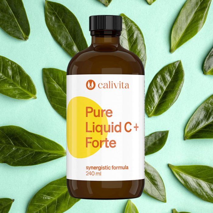 Calivita Pure Liquid C+ Forte bočica od 240 ml tekućeg vitamina C s biljnim ekstraktima na mint zelenoj podlozi okružena svježim zelenim lišćem za jačanje imuniteta