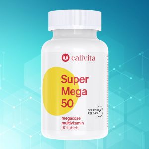 Calivita Super Mega 50 bijela bočica s 90 tableta visokodoznog multivitamina s delayed release tehnologijom na tirkizno-plavoj pozadini s molekularnim uzorkom