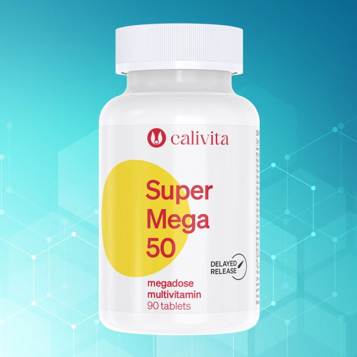 Calivita Super Mega 50 bijela bočica s 90 tableta visokodoznog multivitamina s delayed release tehnologijom na tirkizno-plavoj pozadini s molekularnim uzorkom
