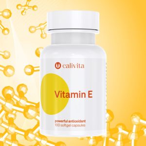 Calivita Vitamin E bijela bočica sa 100 gel kapsula prirodnog antioksidansa na žutoj pozadini s molekularnom strukturom za zaštitu stanica i zdravlje kože
