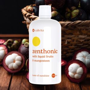 Calivita ZenThonic tekući dodatak prehrani od 946 ml s mangostinom i voćnim ekstraktima prikazan uz svježe prerezano voće mangostin na drvenoj podlozi