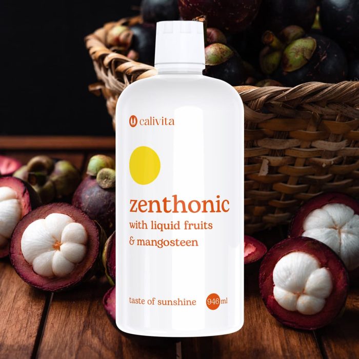Calivita ZenThonic tekući dodatak prehrani od 946 ml s mangostinom i voćnim ekstraktima prikazan uz svježe prerezano voće mangostin na drvenoj podlozi