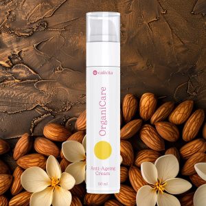 CaliVita OrganiCare Anti-Ageing krema50ml prirodna krema protiv starenja s bademima i cvjetovima na drvenoj pozadini