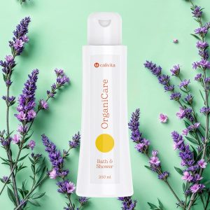 Calivita OrganiCare Bath&Shower Gel 250ml okružen cvjetovima lavande na mint zelenom pozadini