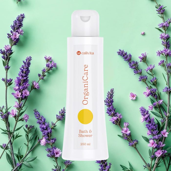 Calivita OrganiCare Bath&Shower Gel 250ml okružen cvjetovima lavande na mint zelenom pozadini