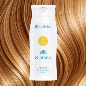 Calivita Silk & Shine Shampoo 250ml bijela boca na pozadini blonde kose