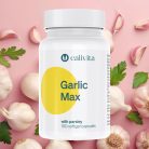 Calivita Garlic Max bočica s 100 softgel kapsula okružena svježim češnjakom i peršinom na ružičastoj pozadini