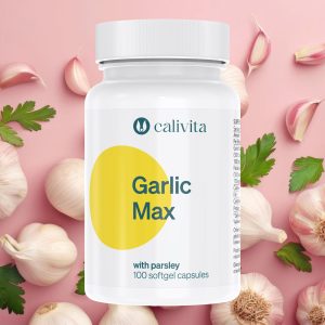 Calivita Garlic Max bočica s 100 softgel kapsula okružena svježim češnjakom i peršinom na ružičastoj pozadini