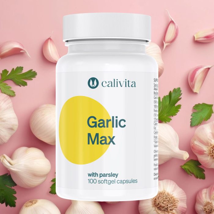 Calivita Garlic Max bočica s 100 softgel kapsula okružena svježim češnjakom i peršinom na ružičastoj pozadini