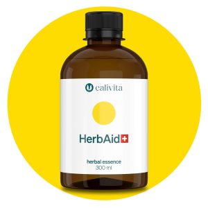 Smeđa bočica Calivita HerbAid+ prirodne biljne esencije od 300 ml za brzo cijeljenje kože, prikazana ispred žutog kruga.