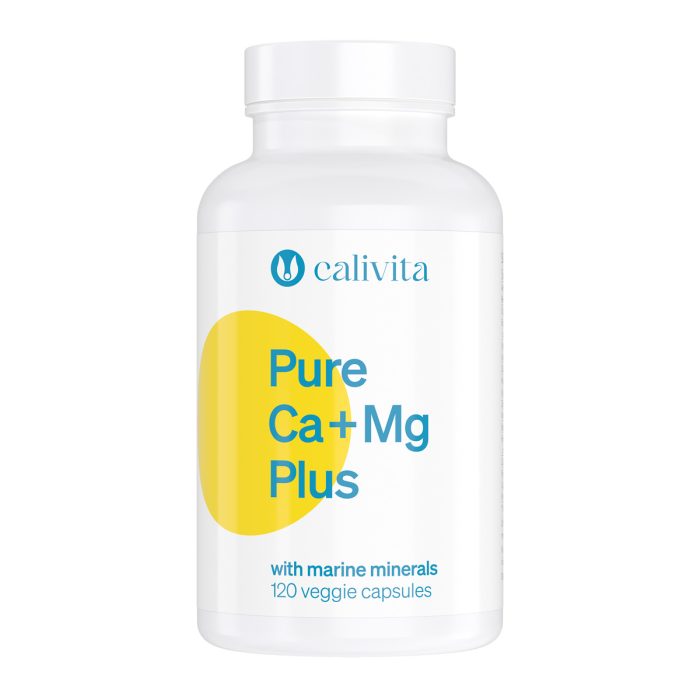 Bočica Calivita Pure Ca+Mg Plus dodatka prehrani sa 120 vegetarijanskih kapsula, sadrži prirodni kalcij i magnezij iz morskih algi Aquamin te vitamine D3 i K2 za zdravlje kostiju.